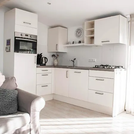 Sunny, Lekker Uitwaaien Op Het Strand!