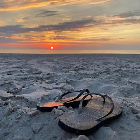 Sunny, Lekker Uitwaaien Op Het Strand! *