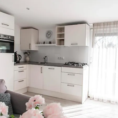 Sunny, Lekker Uitwaaien Op Het Strand!